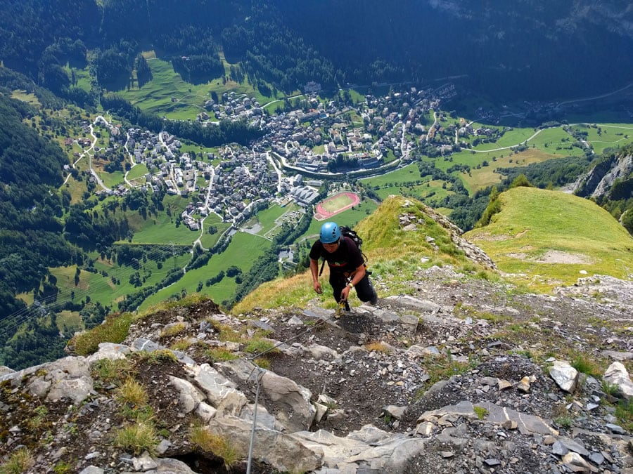 Vista atrás sobre Leukerbad en la transición a la subida de escaleras a la bandera suiza 