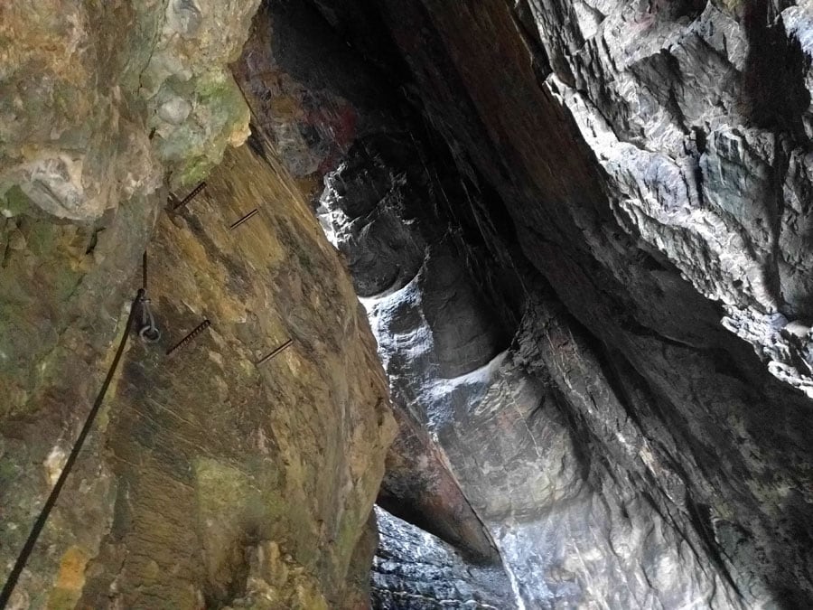 Entrada con clavijas a la cueva -Höhle- 