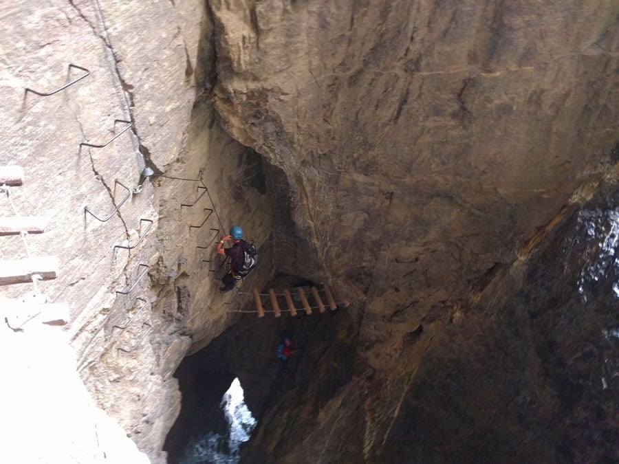 En la cueva hay dos variantes -una deportiva (aquí en la foto) y otra más fácil donde te mojas bajo una cascada glacial- 