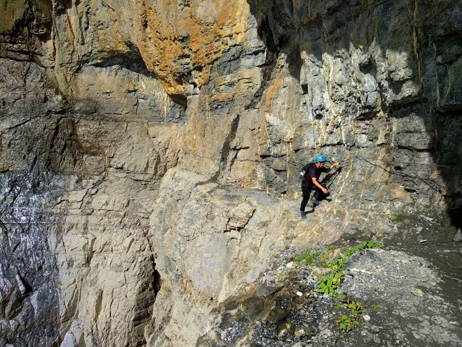 Rodeamos el embudo saliendo de la cueva 