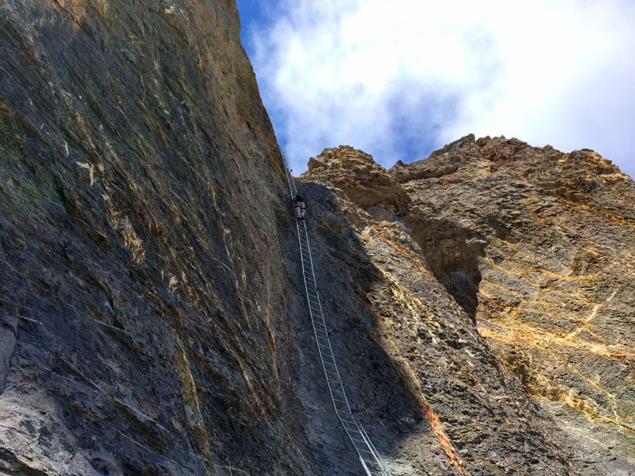 Parte alta de la escalera de salida de la vía ferrata en ligero desplome 
