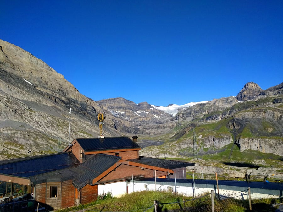 Vista al glaciar Wildstrubel desde la estación superior del Gemmipass 