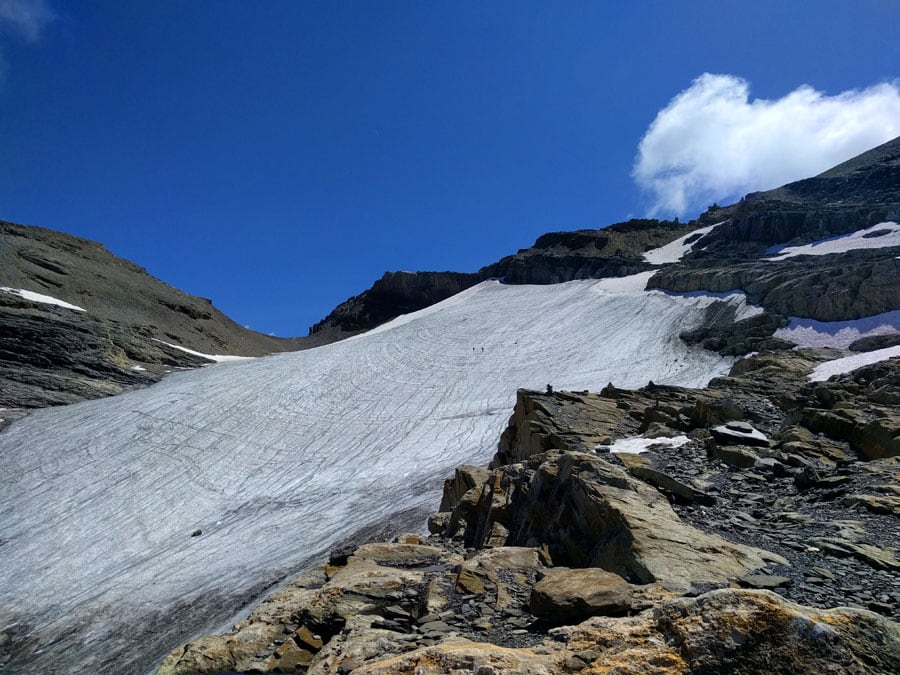 Otra vista atrás al glaciar y los hitos que hemos seguido 