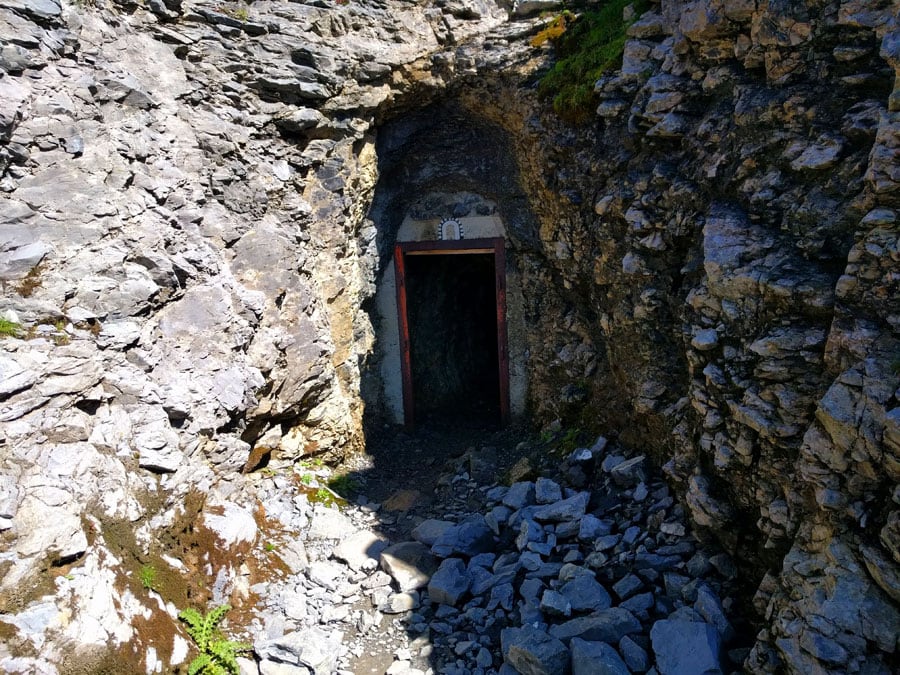 Podemos ir por un antiguo túnel que fue un búnker en su momento -opcional- 