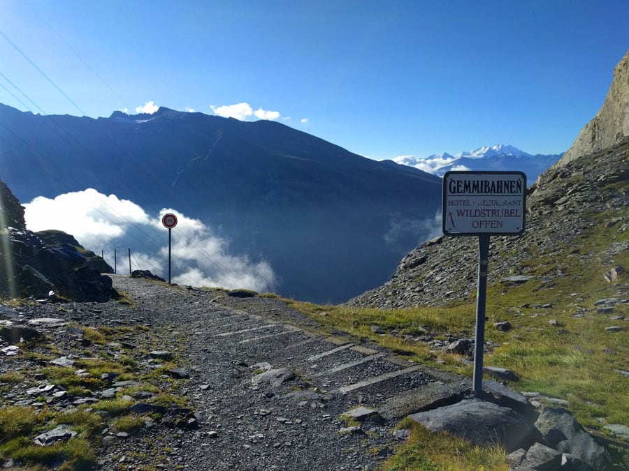 Señalizaciones para el camino de aproximación a la vía ferrata 