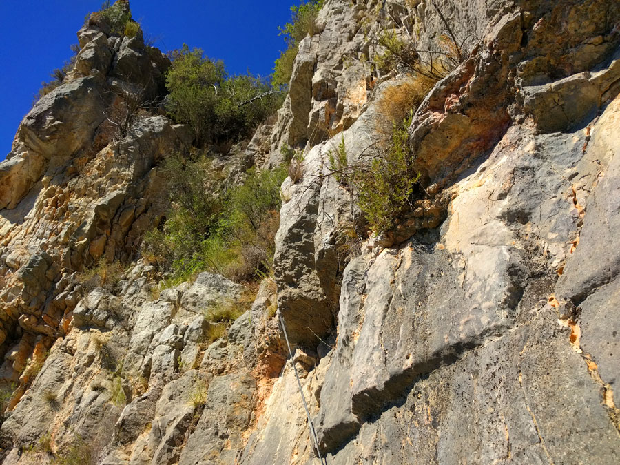 El paso se vuelve vertical. Desde 2020 asegurado con una gruesa cadena que sustituye este cable fino de acero.