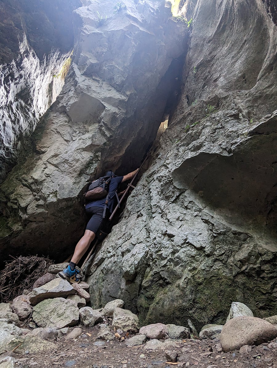 Estirada de piernas para subir por la escalera