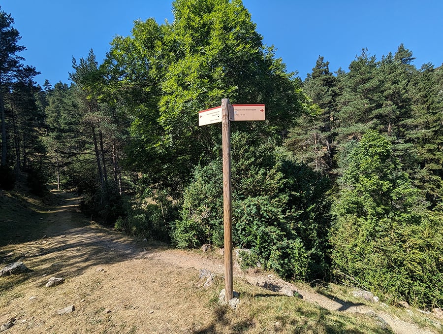 Indicador a la derecha de subida al Serrat de les Esposes 