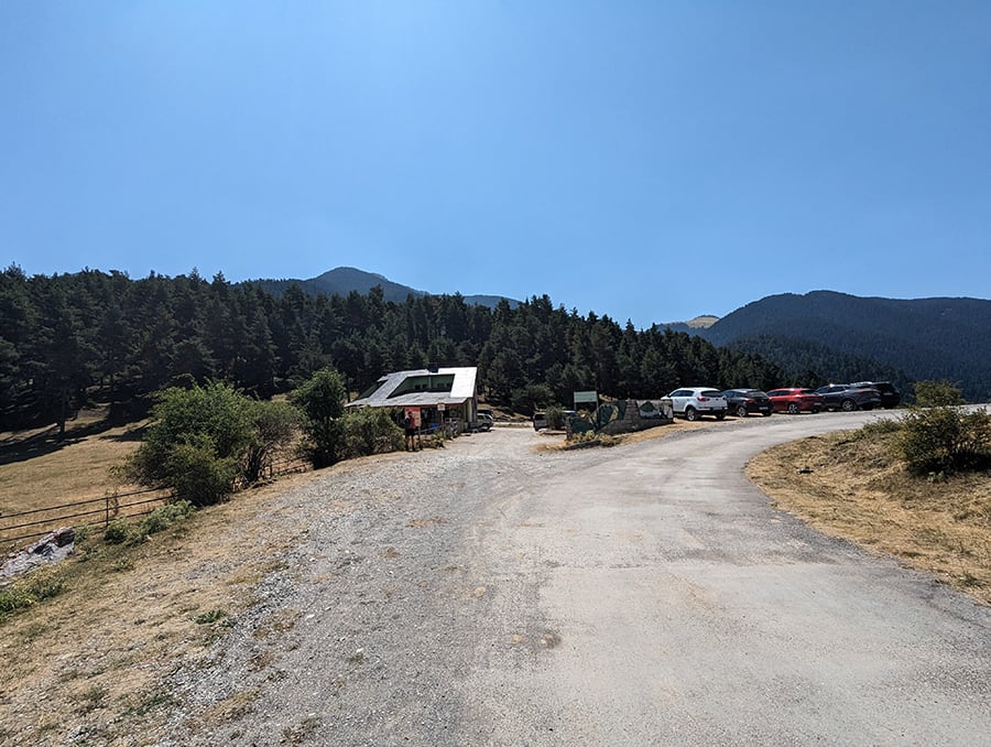 Vista atrás al refugio desde la pista de regreso 