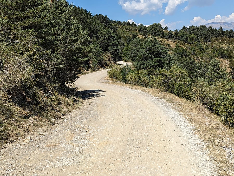Seguimos por la pista hasta el desvío que baja al despoblado de Canals y la fuente de la Mollera 