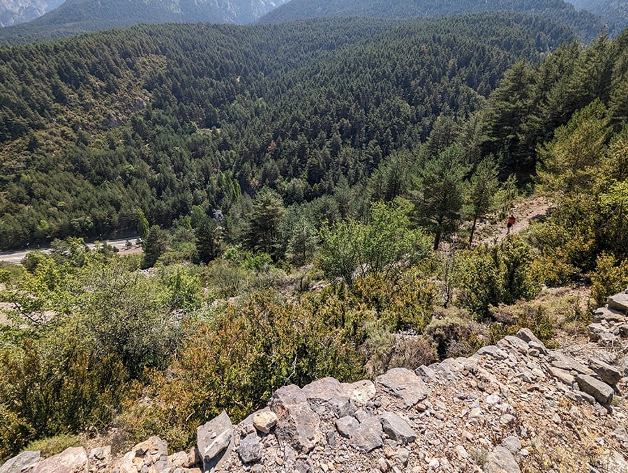 El camino zigzaguea hasta el torrente del Grau de l