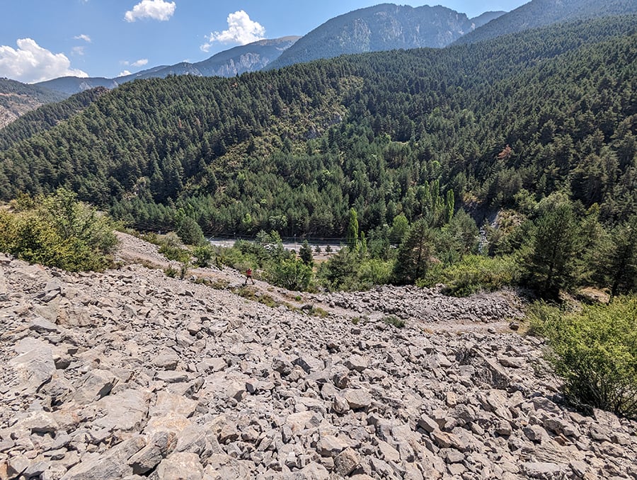 Descendemos las <em>Marrades de Canals</em> un estético camino de herradura empedrado con altos muros protectores hasta el torrente -nos lleva al desvío que hemos visto a la ida-