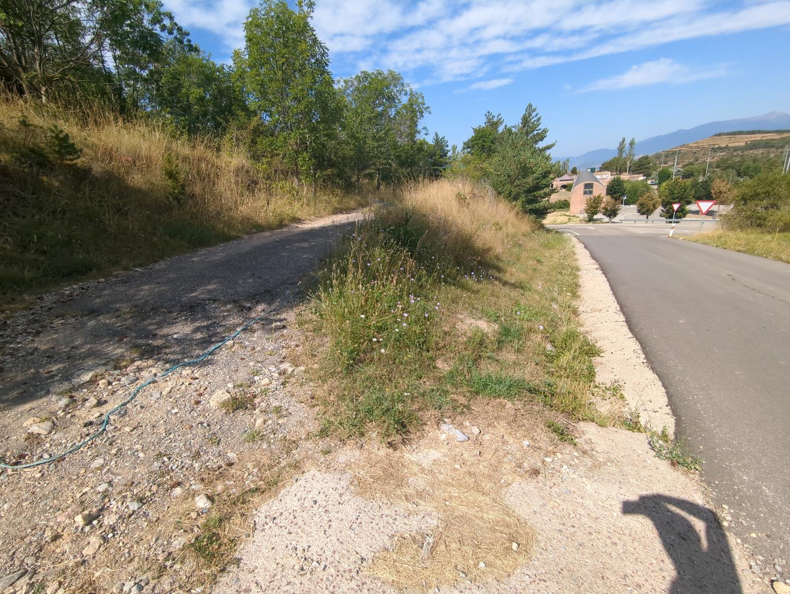 Seguimos la pista de tierra en la aproximación al lateral de la C-16 