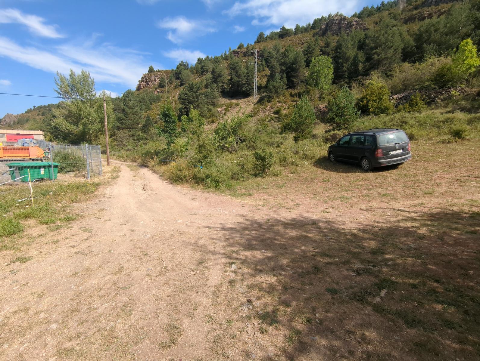 Podemos llegar a la parte trasera de la Clau en coche para hacer una aproximación más rápida 