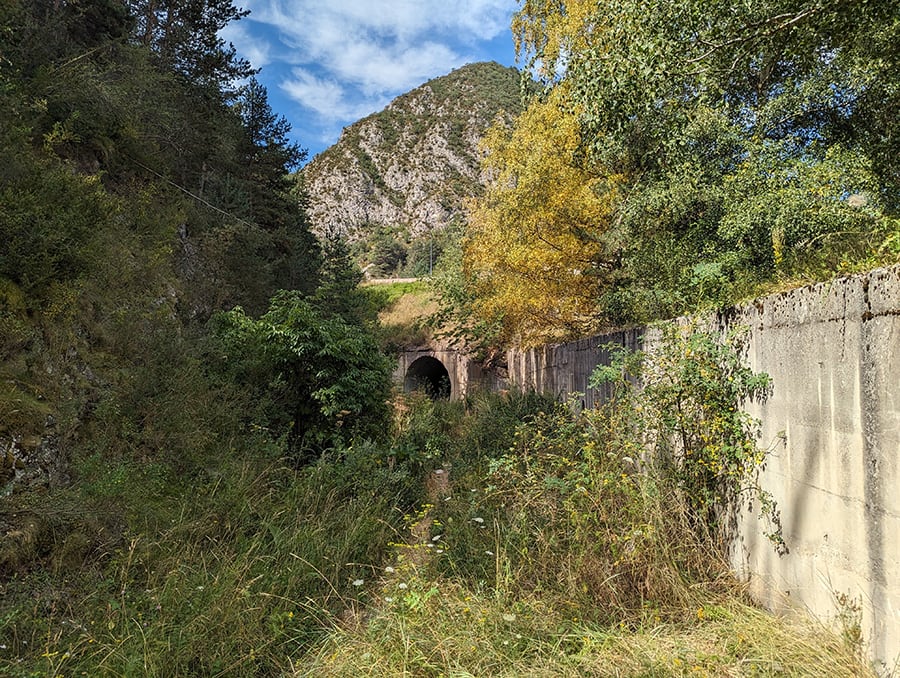 Cruzaremos la C-16 por la canalización de aguas que se ve al fondo 