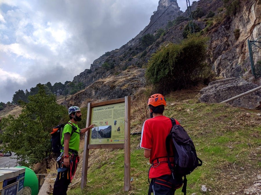 Informational signpost in the approach to the via ferrata 