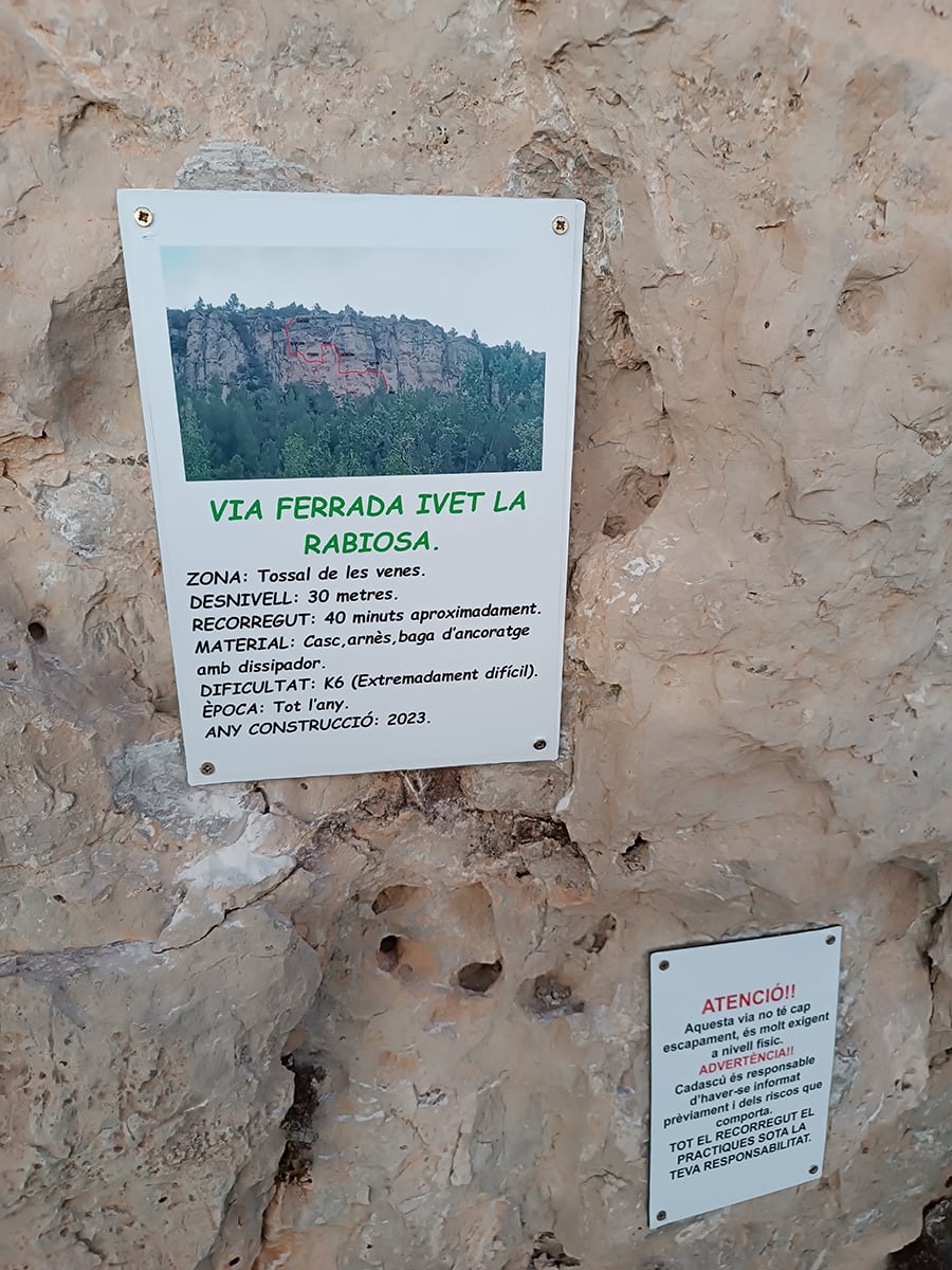 Cartel informativo al inicio de la vía ferrata 