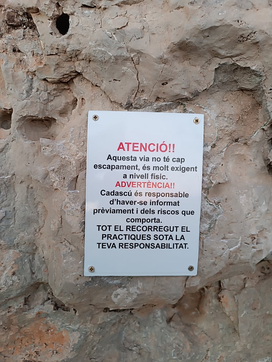 Aviso -La vía ferrata es de alta dificultad y no tiene escapes- 
