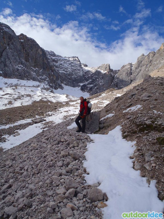 Scree that brings us closer to the glacier area 