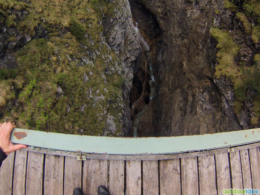 By the footbridge that crosses the gorge 