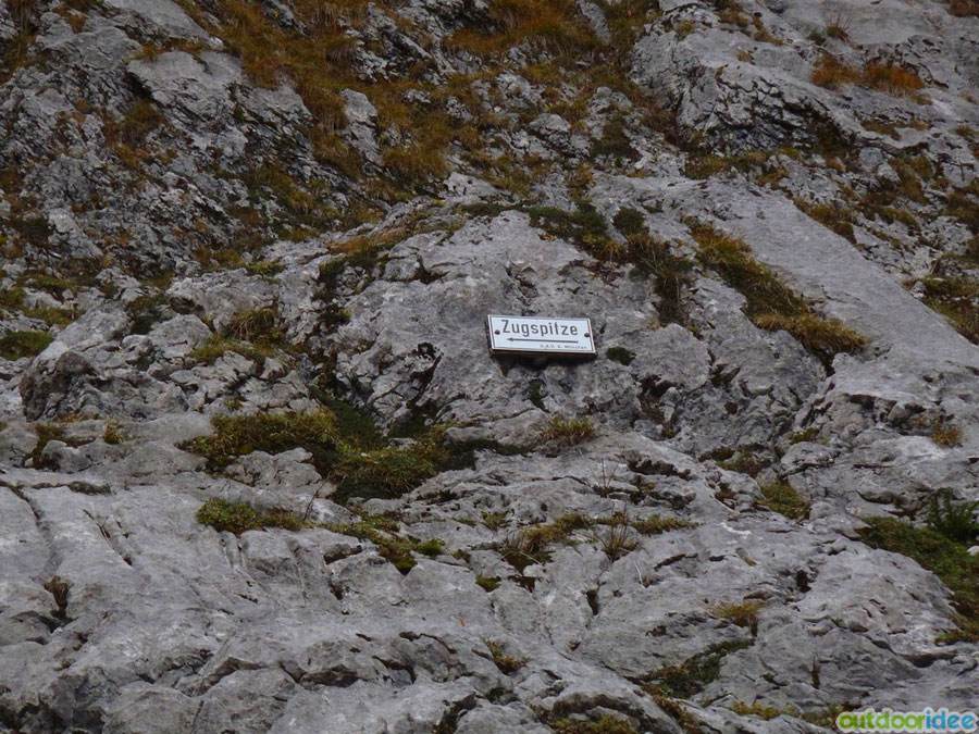 Sign towards Zugspitze 