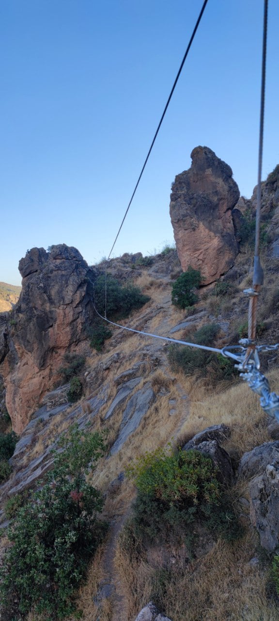 Vista atrás desde el final del puente nepalí de entrada a la vía ferrata 