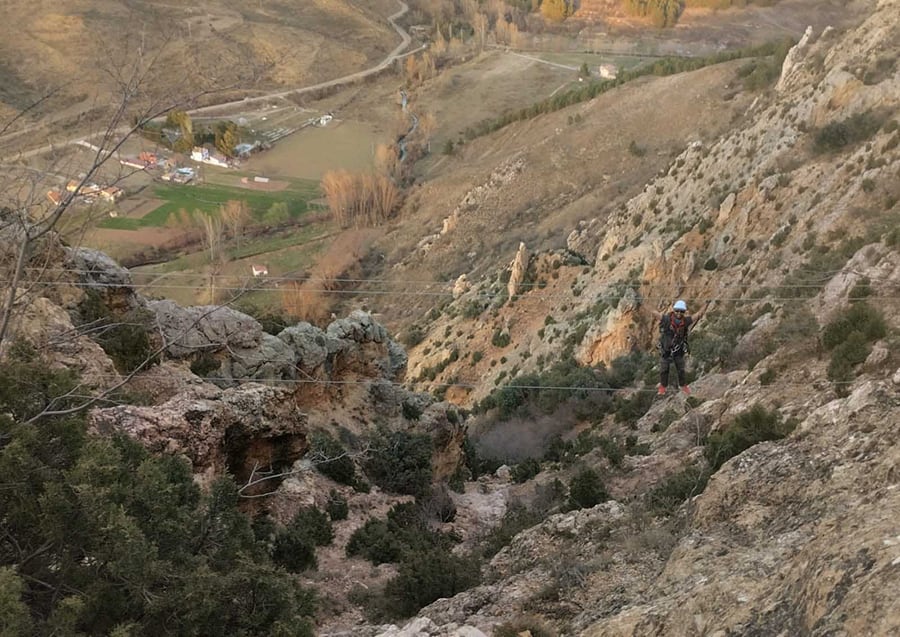 Puente nepalí a media subida de las antenas de Santa Bárbara 