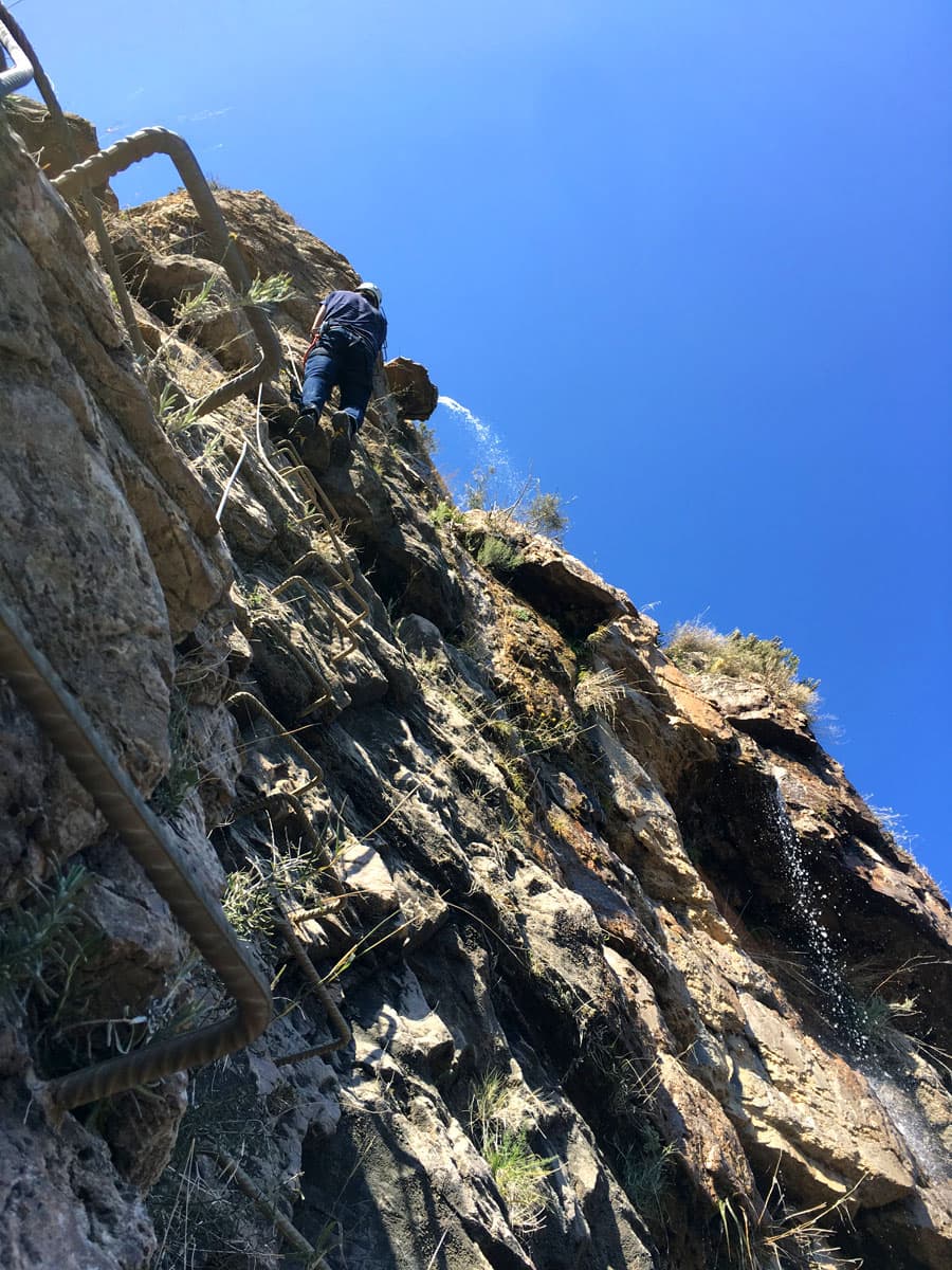 Tramo superior de la vía ferrata con la caída de agua bien visible 