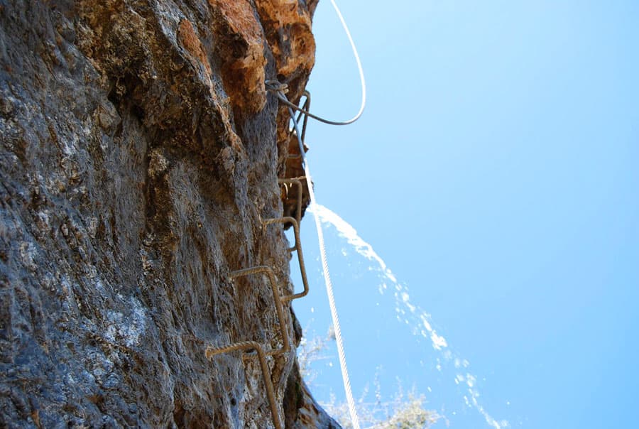 Por si sopla el viento hacia la vía ferrata hay que ir con chubasquero 
