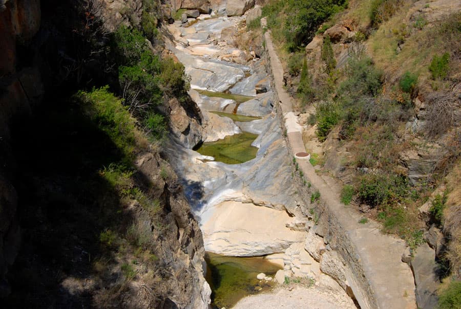 El río Carbo desde el puente de la aproximación 