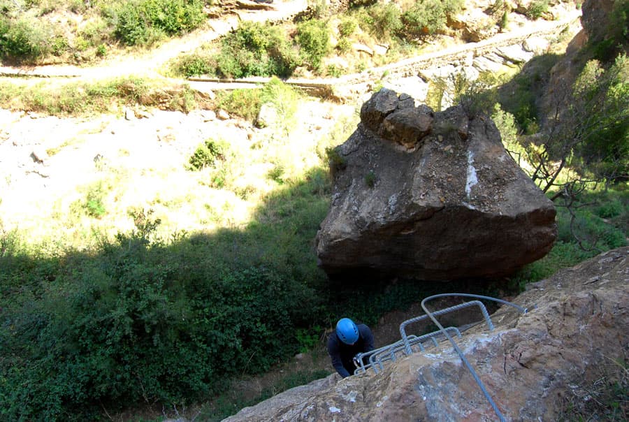 Vista hacia abajo al inicio de la vía ferrata 