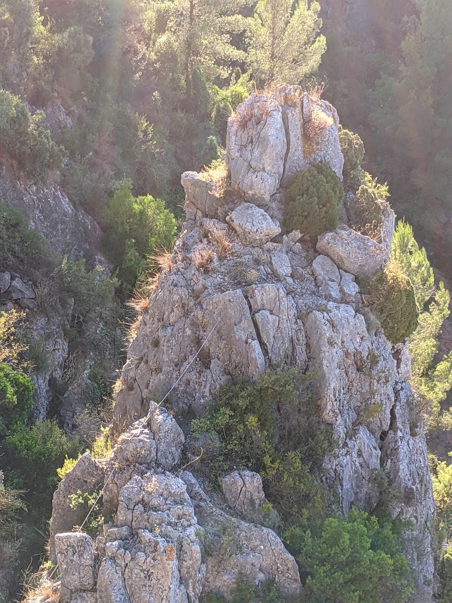 Vista de la aguja vecina que parece equipada con un acuerda para subir 