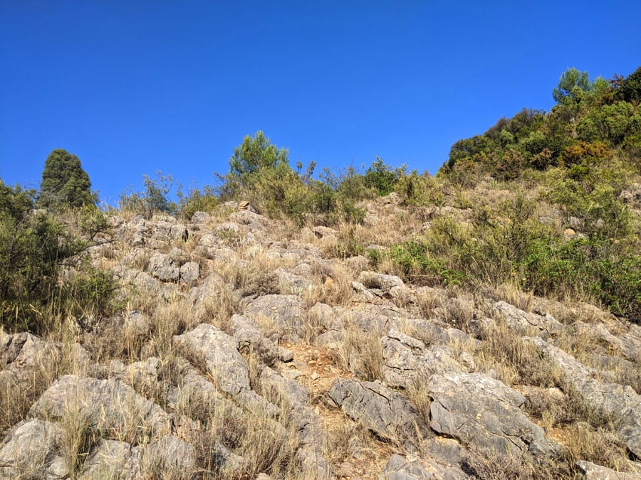 El sendero de  retorno está indicado con hitos pero es algo perdedor 