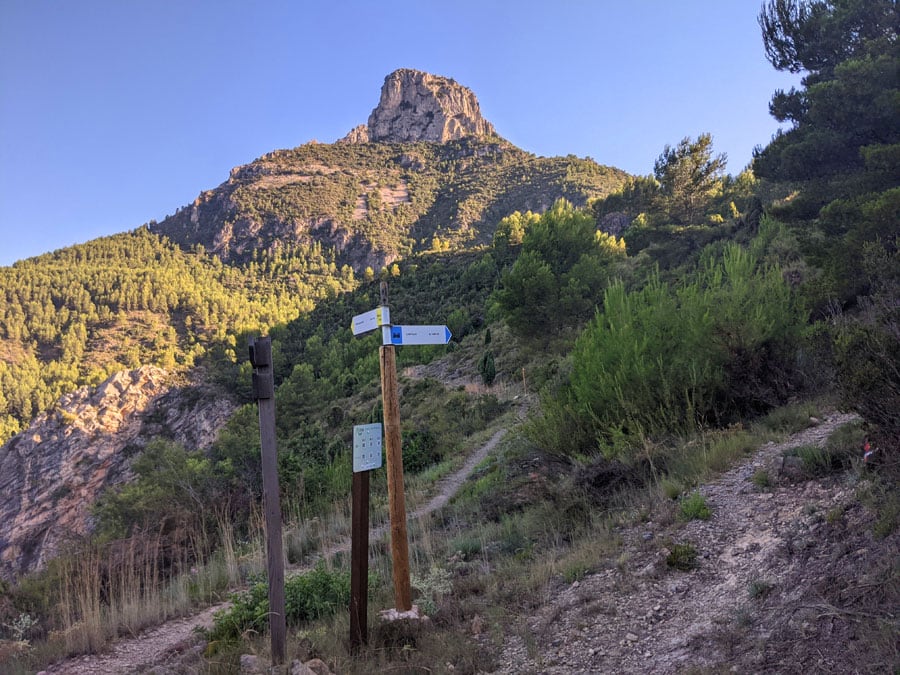 La peña Saganta de fondo en el desvío indicado en azul al castillo de Espadilla 