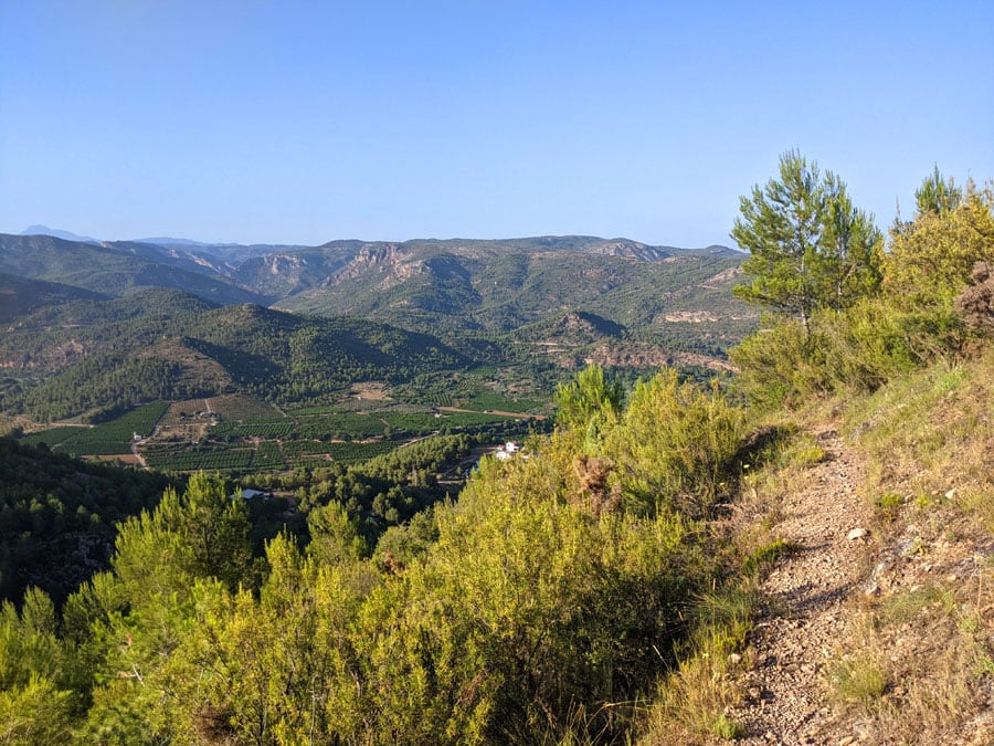 Vista atrás a los campos a las afueras de Espadilla 