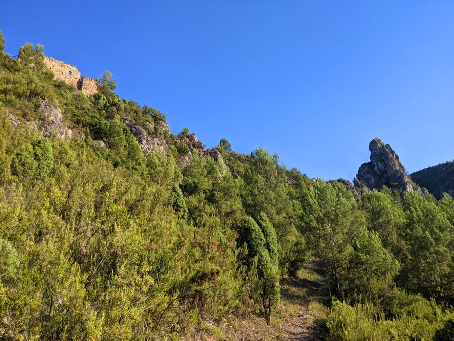 La subida hace un rodeo por las faldas del castillo 