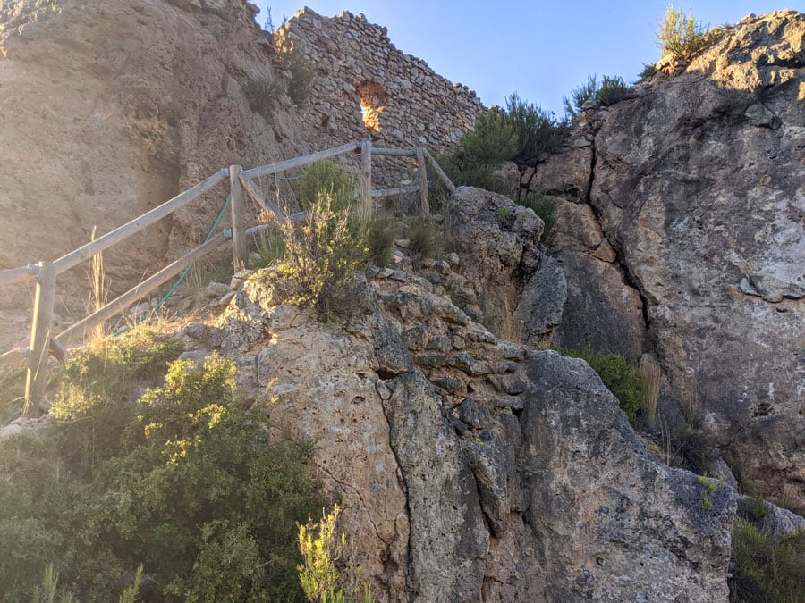 Escaleras de subida al interior del castillo de Espadilla 