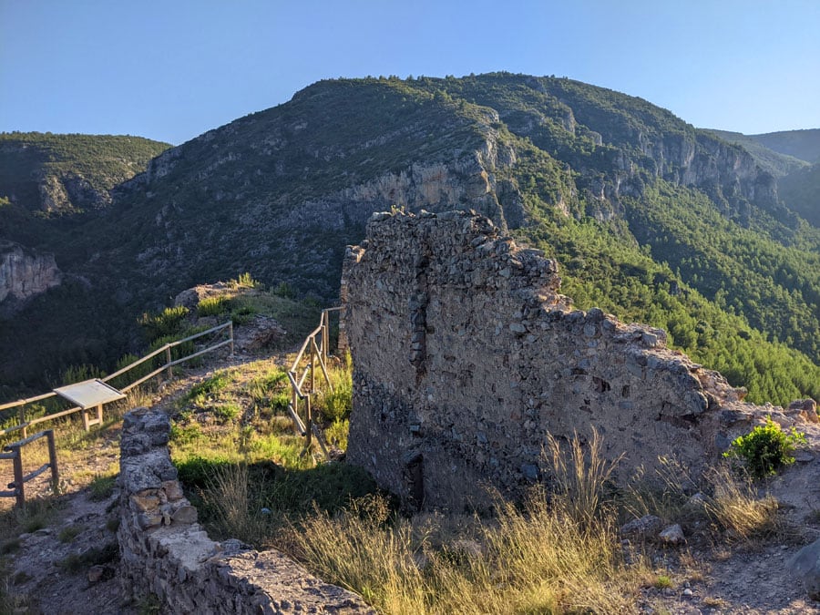 Las ruinas del castillo están protegidas y disponen de un plafón informativo 
