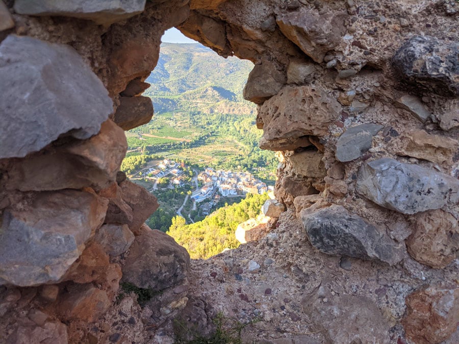 Vista del pueblo desde uno de los muros de las ruinas del castillo de Espadilla 