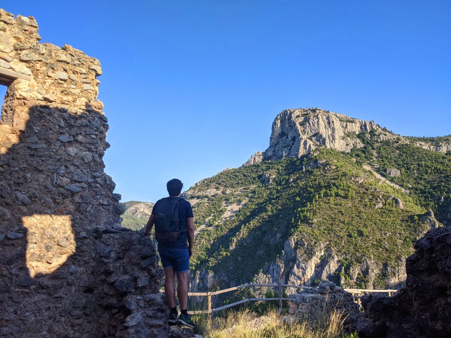 La imponente peña Saganta desde el castillo de Espadilla 