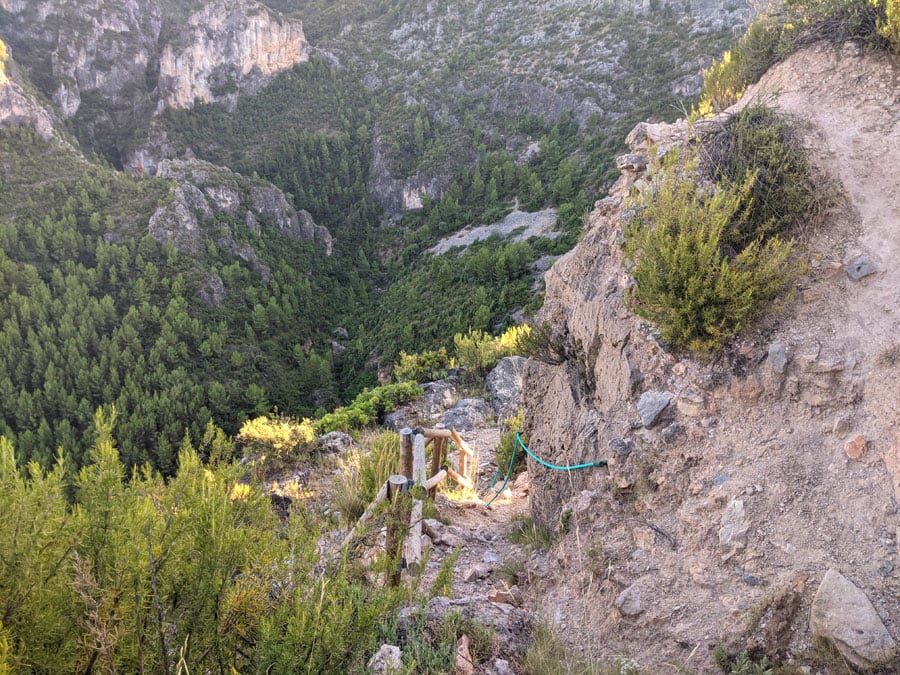 Bajada por la escalera en el castillo de Espadilla 