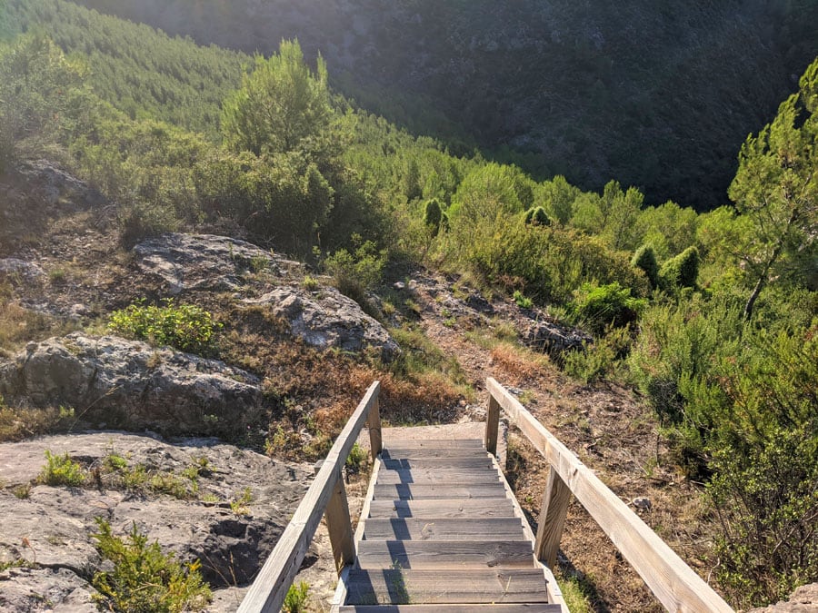 Escaleras de madera que superan un contrafuerte natural 