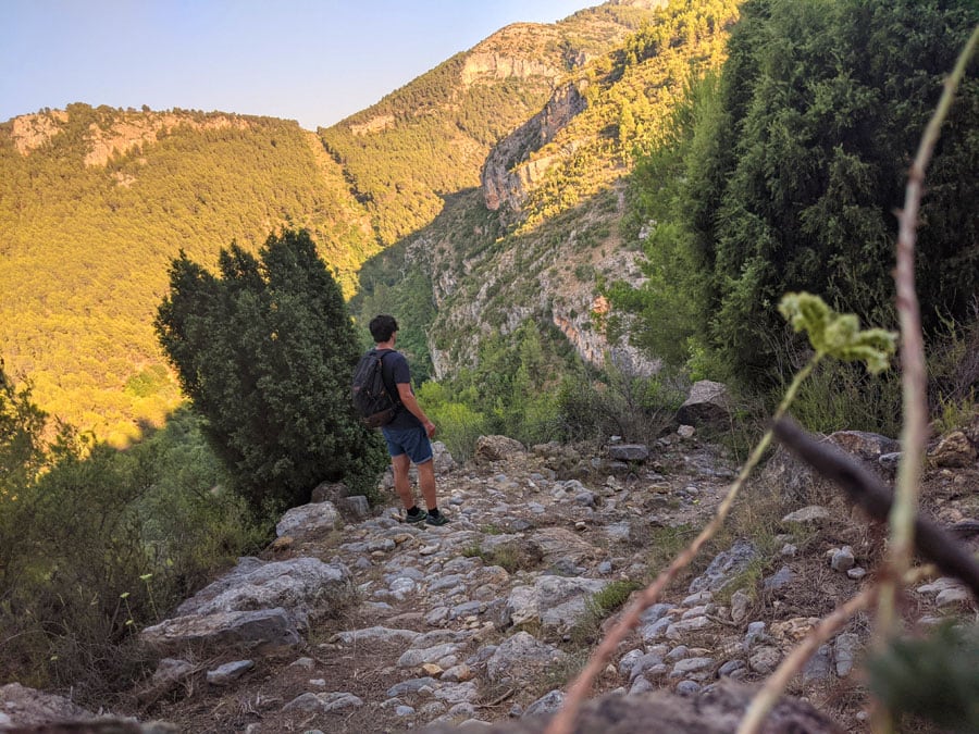  Bajada empedrada en zigzag 