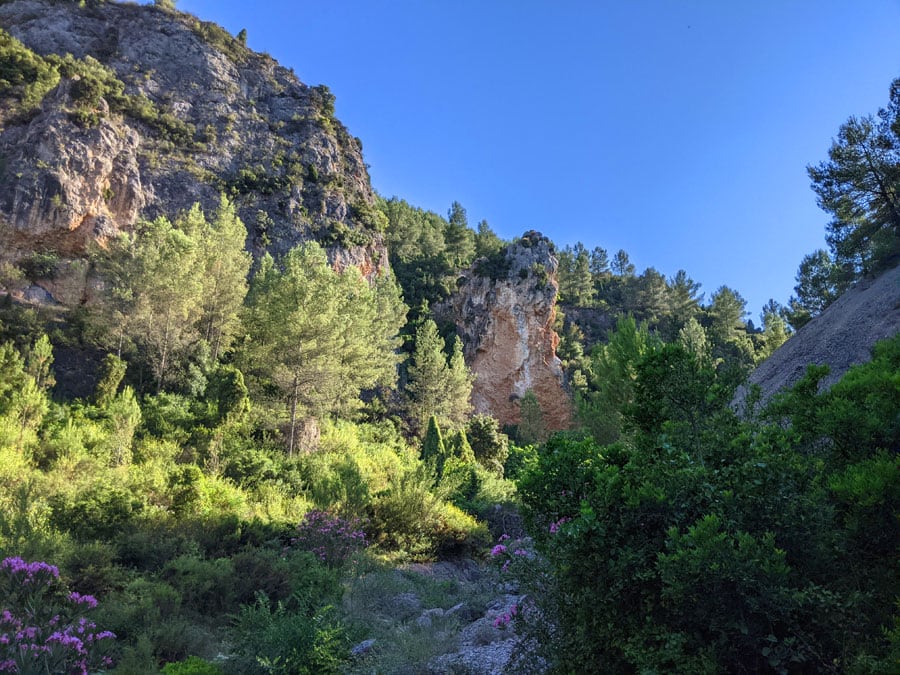 Desde el barranco vemos la pared por la que sube la vía ferrata 