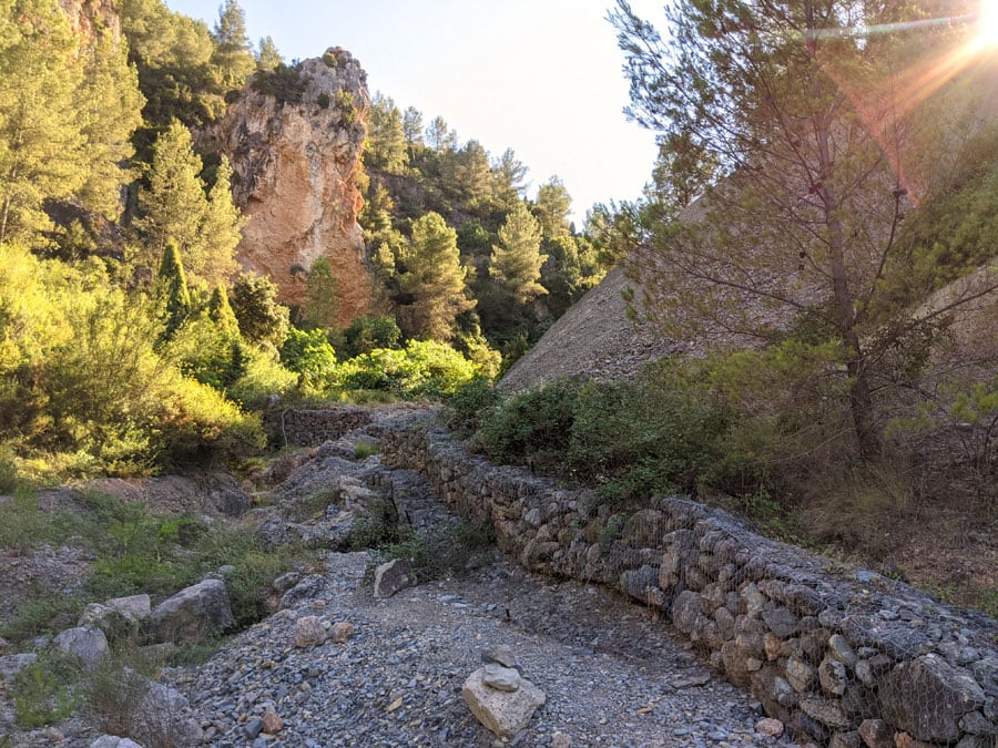 Seguimos el camino por el barranco 