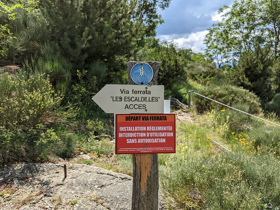 Señal de entrada de la vía ferrata 