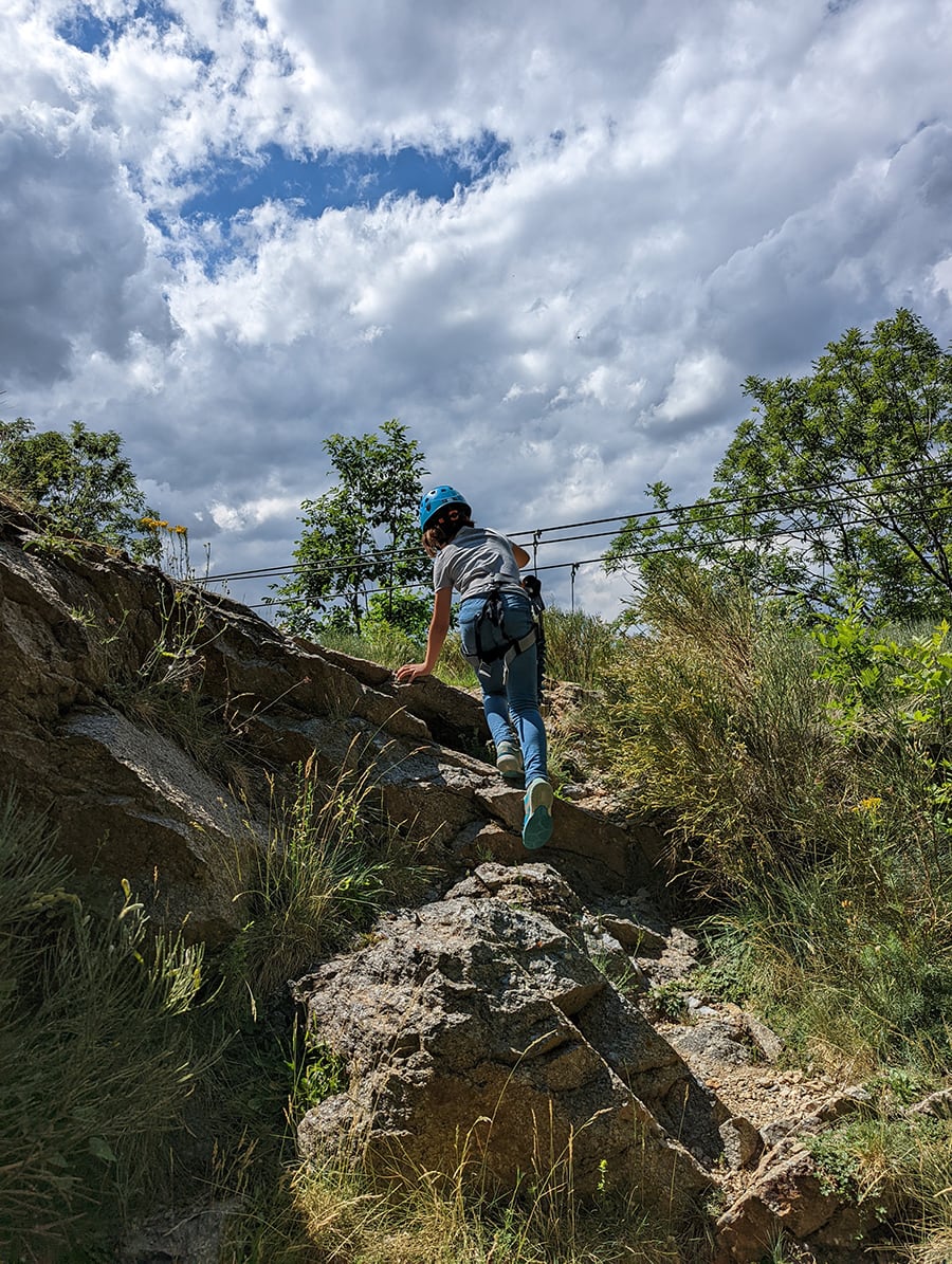 Subida a la pasarela de entrada de la vía ferrata 