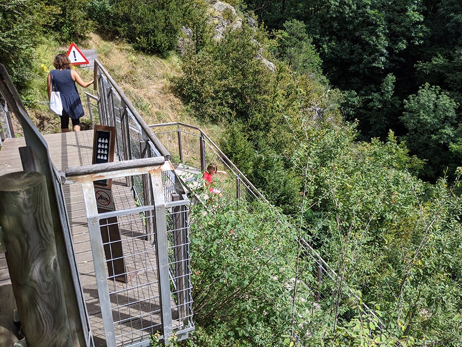 Bajada con escaleras al mirador del Toll Bullidor 