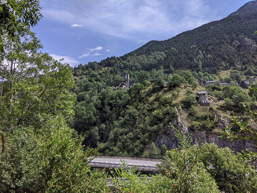 Vista de la Basílica Santuario de Nuestra Señora de Meritxell de Ricardo Bofill