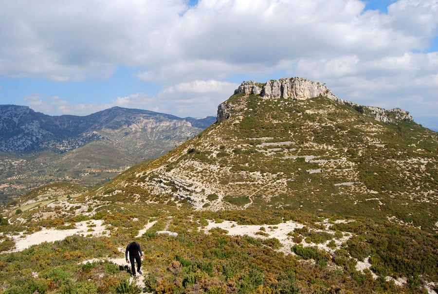 Vista atrás desde el sendero de aproximación con la Mola Llarga detrás 